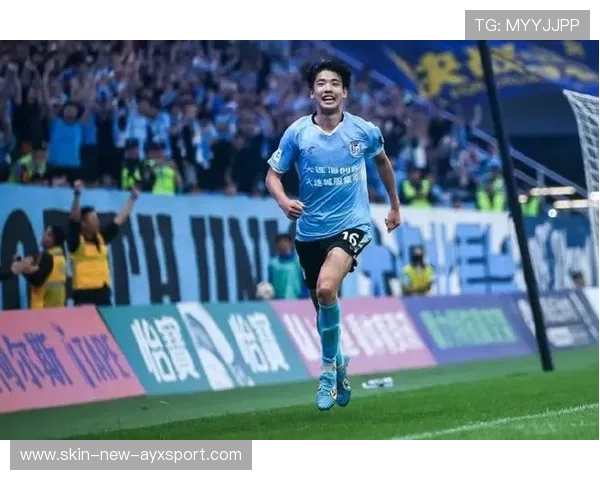 大连英博王禹边路传中，威胁对手禁区引爆全场