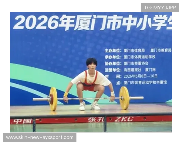 举重选手参与社区力量课堂传播健康理念，举重比赛讲解